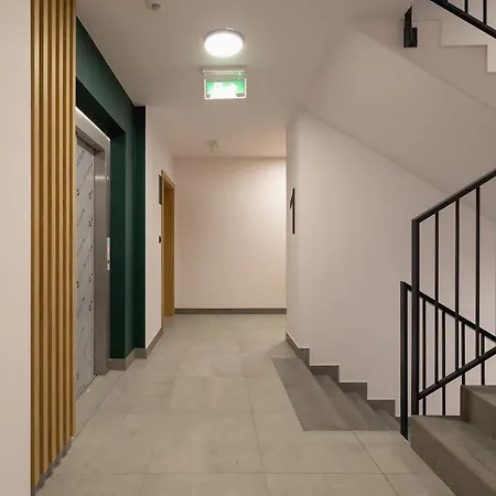 Comfortable With Parking&balcony By Renters Apartament