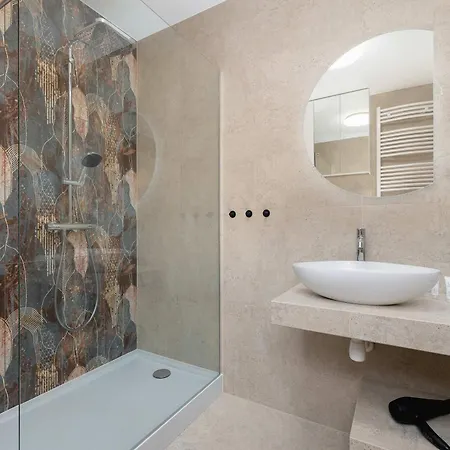 Comfortable With Parking&balcony By Renters Apartament